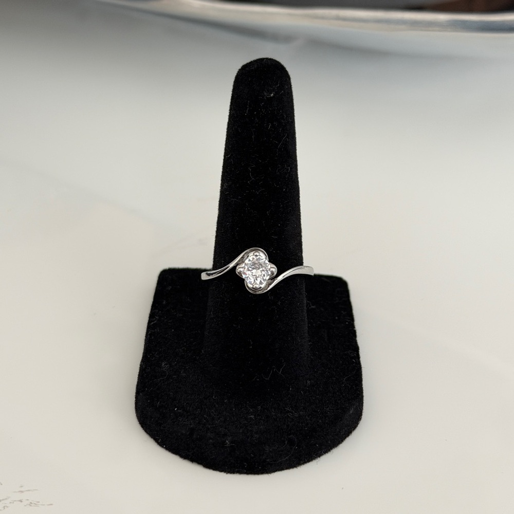 Sterling Silver Cubic Zirconia Solitaire Ring - size 6.5